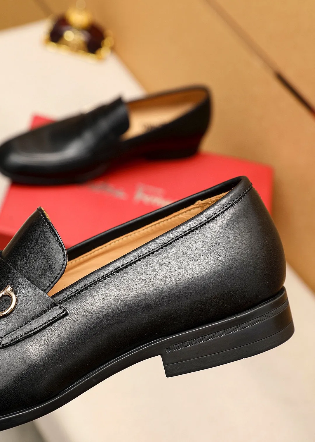 Men's shoes 💰480 💐 Product trademark: Ferragamo "Ferragamo" casual leather shoes Regular size: 38-44 (45🉑️customized) Product materials: Selected imported first-layer cowhide upper + luxury hardware buckle, imported water-dyed cowhide leather lining. Strong three-dimensional visual effect, original rubber outsole Color: 3⃣️seed leather materials available